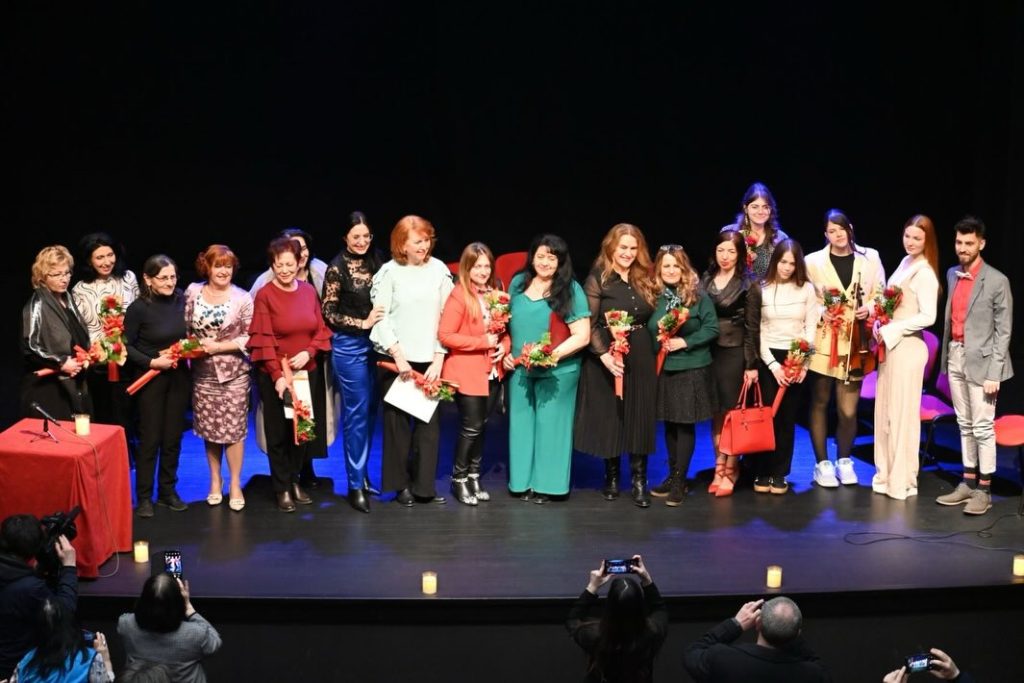 pesnicko vece milenijumska zena